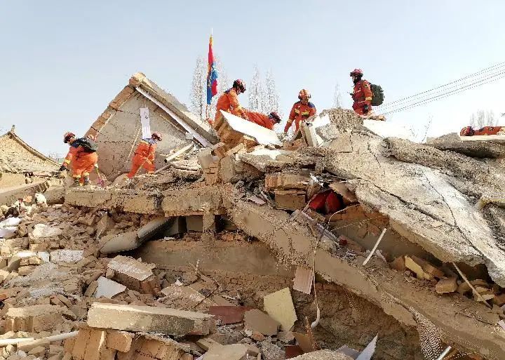 突发新闻：伊斯坦布尔地震：土耳其发生6.2级地震，建筑物晃动